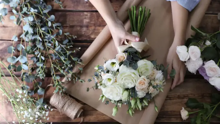 Rola bukietu w kompozycjach ślubnych — symbolika, styl i harmonia